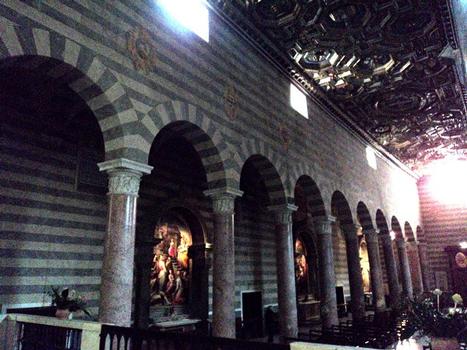 L'intérieur et les plafonds de la cathédrale Santa Maria Assunta de Volterra (Toscane)
