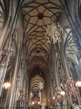 Les voûtes et l'intérieur de la cathédrale Saint Etienne