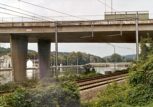 Brücke in Wépion über die N92, die Maas, die Eisenbahnlinie Namur-Dinant und die N947