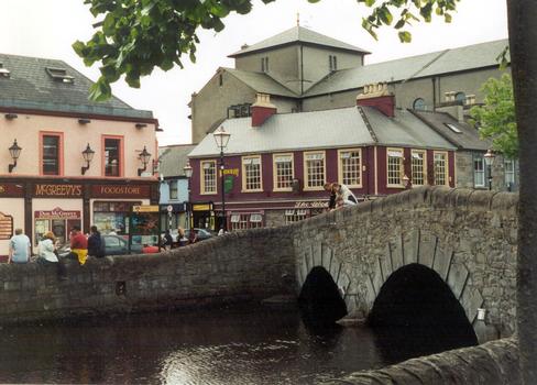 Le pont en pierres à trois arches de Westport (comté de Mayo / Irlande), sur le canal qui traverse la ville, est dû à James Wyatt, célèbre bâtisseur de l'époque georgienne