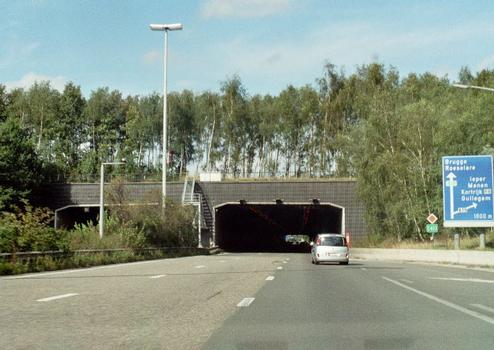 L'entrée du tunnel de Wevelgem par lequel l'A17 - E403 passe sous l'aérodrome de Courtrai (Kortrijk)