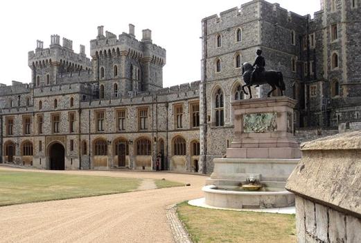 Château de Windsor: Les bâtiments du côté sud de la Haute Cour du château de Windsor, dont la porte du roi Georges IV flanquée des tours d'York et de Lancaster