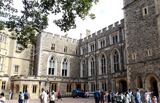 L'entrée officielle et les autres bâtiments des salons d'apparat du château de Windsor