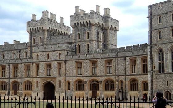 Château de Windsor : Les bâtiments du côté sud de la Haute Cour du château de Windsor, dont la porte du roi Georges IV flanquée des tours d'York et de Lancaster