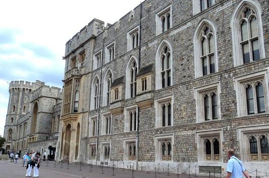 L'entrée officielle et les autres bâtiments des salons d'apparat du château de Windsor