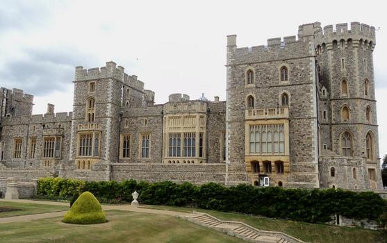 La façade orientale du château de Windsor, avec les tours (de droite à gauche) du Prince de Galles, Chester, Clarence et de la Reine