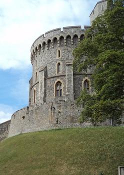 La tour ronde, au centre du château de Windsor, est le noyau central de la forteresse d'origine; la partie inférieure date de 1170; elle n'est pas exactement ronde, son diamètre maximum fait 31 m