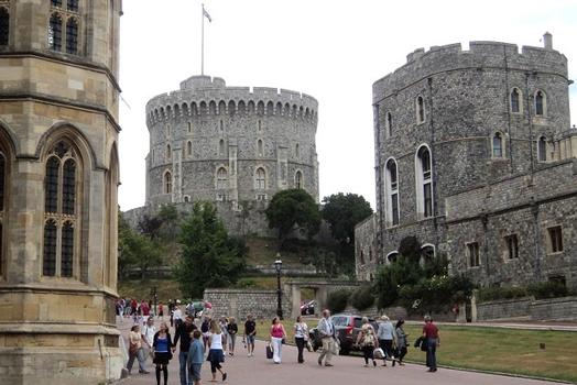 La tour ronde, au centre du château de Windsor, est le noyau central de la forteresse d'origine; la partie inférieure date de 1170; elle n'est pas exactement ronde, son diamètre maximum fait 31 m