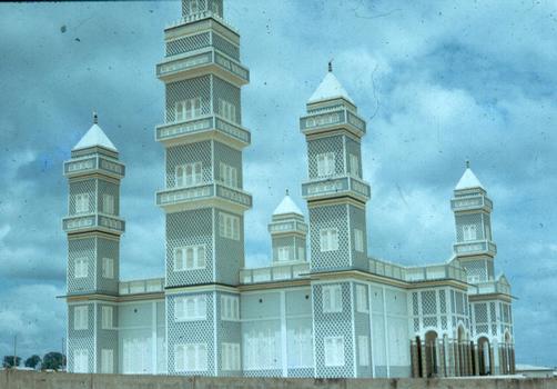 La mosquée (moderne) de Yamoussoukro, au centre de la Côte d'Ivoire