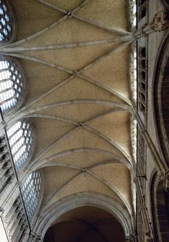 L'intérieur et les voûtes de la cathédrale St Martin d'Ypres, reconstruite à l'identique du 13e siècle après les destruction de la première guerre mondiale