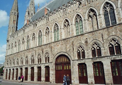 Les halles aux draps et le beffroi d'Ypres (Ieper) en Flandre occidentale ont été érigés de 1260 à 1304, au temps de la splendeur de la cité drapière
