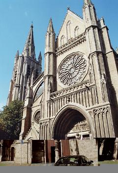 Le bas-côté sud et le chevet de la cathédrale Saint Martin d'Ypres (Ieper), construite au 13e siècle en style gothique, détruite en 1914-1918 et reconstruite selon les plans primitifs après 1920