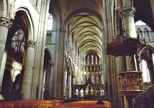 L'intérieur et les voûtes de la cathédrale St Martin d'Ypres, reconstruite à l'identique du 13e siècle après les destruction de la première guerre mondiale