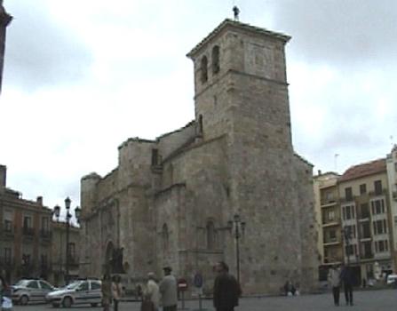 La façade et la tour romanes de l'église San Juan de Zamora (Castille-et-Léon)