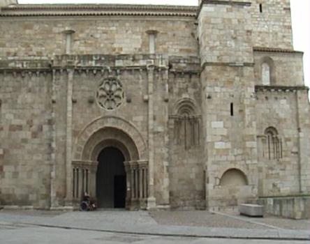 Le portail sud (roman) de l'église San Juan de Zamora