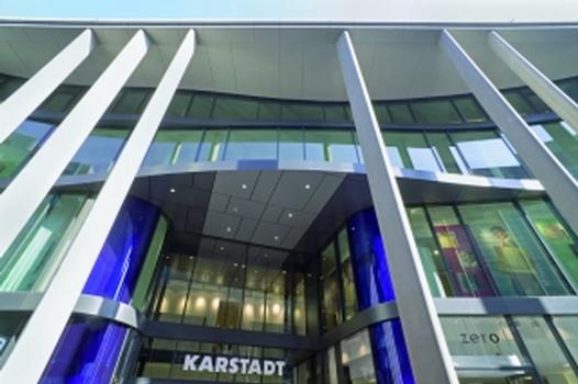 Die ovalen Schleuderbetonstützen machen die Karstadt-Fassade zum echten Highlight