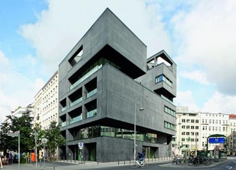 Wie aus einem Block präsentiert sich das sechsgeschossige Objekt mit seiner schwarzen Fassade aus Liapor-Leichtbeton