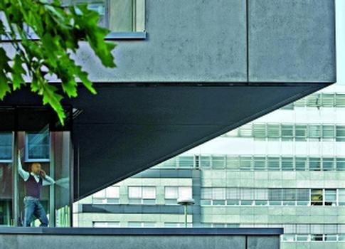 Die strenge Gebäudefassade regt mit ihrer kompromisslosen Form und Materialität zur Reflexion an (Fotos 1, 2: Liapor)