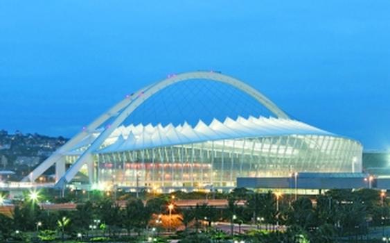 Imposant leuchtet das Moses-Mabhida-Stadion im nächtlichen Durban