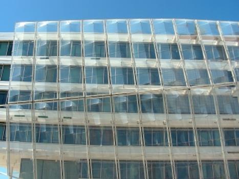 Die polygonal gefaltete Vorhangfassade besteht aus 6200 m² ETFE-Folie