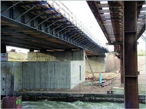 Blick auf den Mittelpfeiler und das westliche Widerlager der neuen Brücke 381