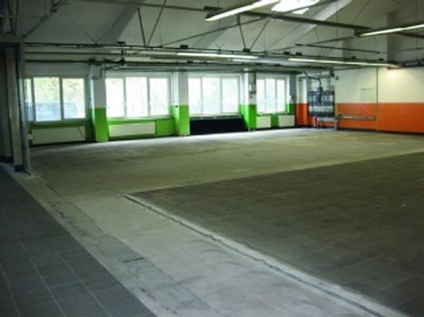 Ein industriell genutzter Hallenboden vor der Sanierung …