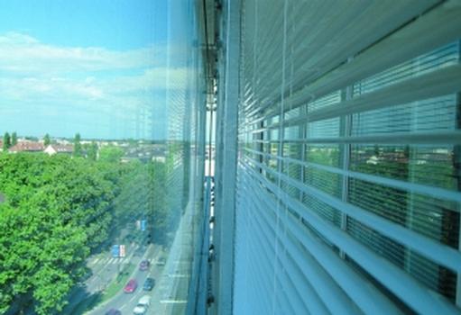 Mit intelligenter Sonnenschutzsteuerung lässt sich der Kühlbedarf um bis zu 80 % verringern (Foto: Somfy GmbH)