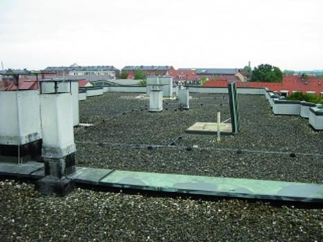Ein schadhaftes Dachschichtenpaket machte die Kompletterneuerung des Flachdaches in Bamberg erforderlich