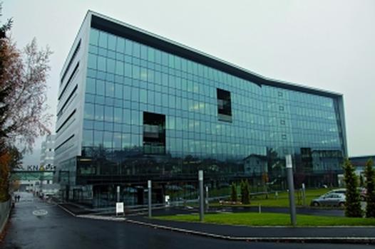 Die neue Konzern- und Entwicklungshalle des Grazer Logistikunternehmens KNAPP AG mit der verspiegelten Glasfassade