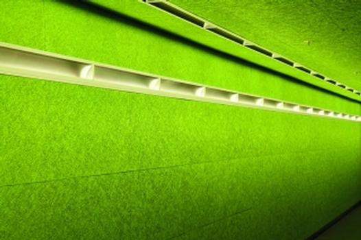 Heradesign Akustikplatten in kräftigem Olympia-Hellgrün: die Akustikwand besteht aus Heradesign superfine Akustikplatten