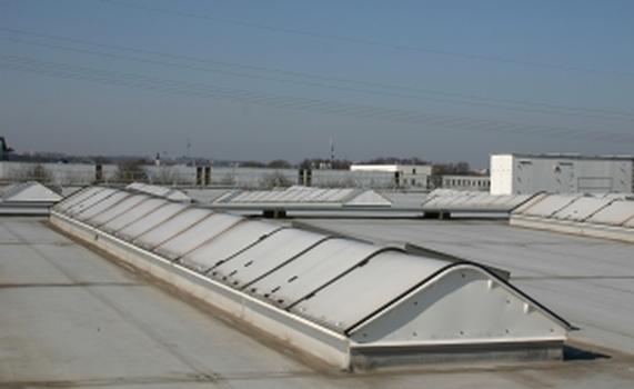 Die Dachlandschaft der Regensburger Werke von Schneider Electric mit den alten Tageslichtkonstruktionen