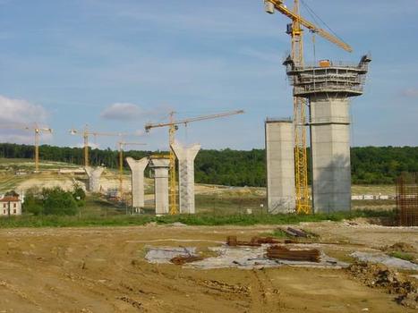 Meaux Viaduct.Piers P13 through P21 under construction