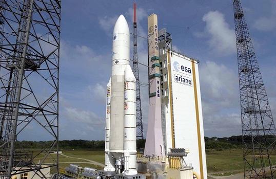 Ariane 5 avec Envisat sur la base de décollage