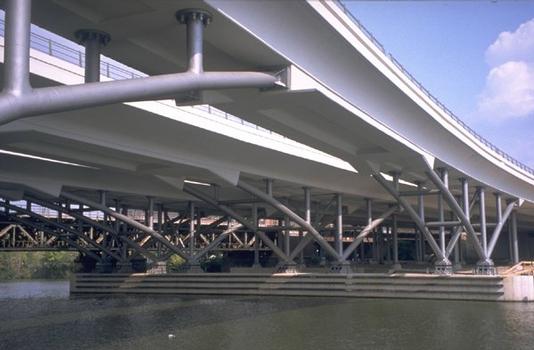 Pont-rail sur le port Humboldt à Berlin, Allemagne
