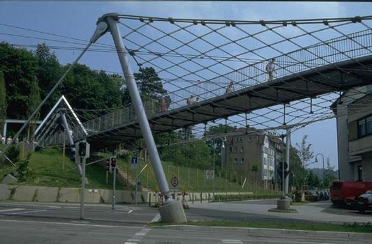 Fußgängerbrücke und Netz am Löwentor in Stuttgart