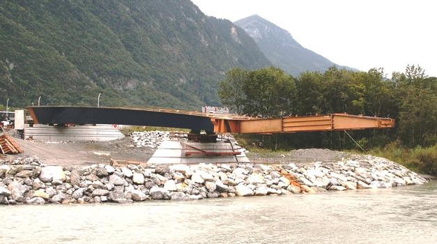 Pont amont de Bonneville (2004) - Le caisson métallique en cours de lancement