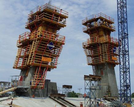 Sucharskiego-Brücke: Betonieren des Pylon mit einer Kletterschalung