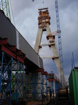 Betonieren des Pylon mit einer Kletterschalung und Aufbau der Träger des des überbaus