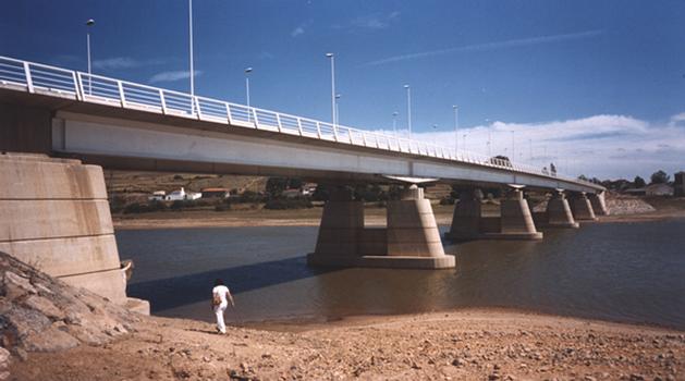 Viaducto sobre el embalse del Ebro