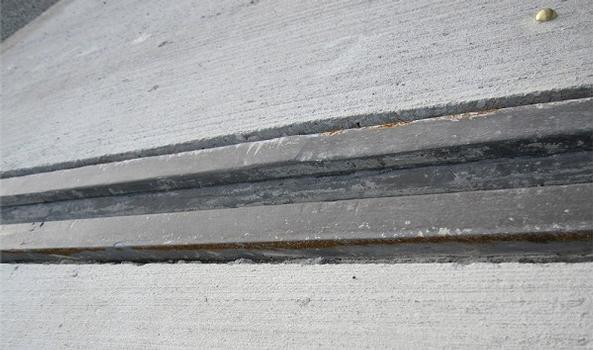Damages at the corrosion protection caused by ”free cutting	“ of the expansion joint by way of a saw blade