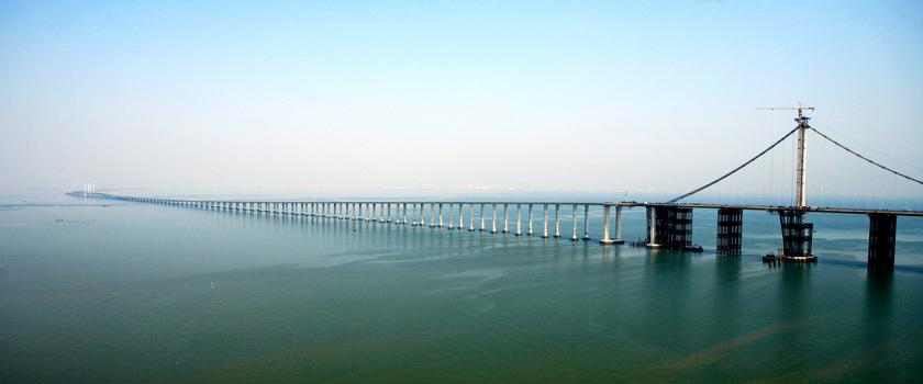 Qingdao-Haiwan-Brücke im Bereich der Schrägseilbrücke, an der Fahrbahnübergänge mit Dehnwegen bis zu 1120 mm eingebaut wurden