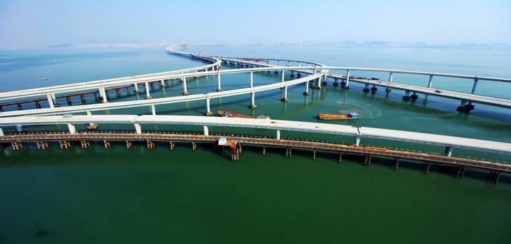 Die Qingdao-Haiwan-Brücke verbindet die Stadt Qingdao mit Huangdao und dem Flughafen Qingdao-Liuting