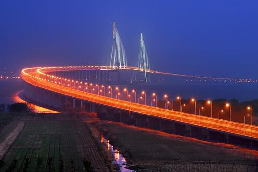 Sutong-Brücke bei Nacht