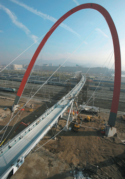 Optisch ein Blickfang – technisch ob ihrer Schwingungseigenschaften eine Herausforderung: die Fußgänger- und Radwegbrücke Ponte MOI, das neue Wahrzeichen von Turin