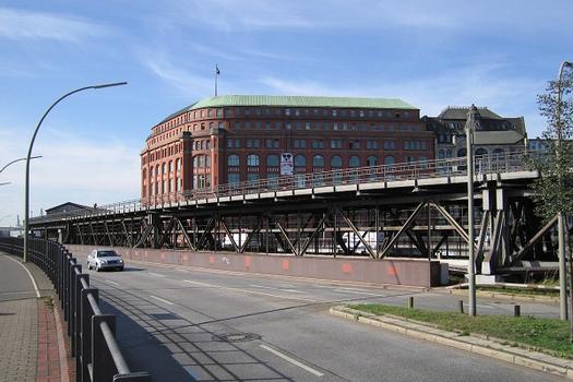 Stahlviadukt über den Binnenhafen in Hamburg für die Hochbahn