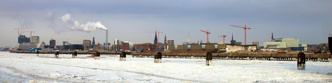 Das Baugebiet der HafenCity Hamburg erstreckt sich direkt an der – hier zugefrorenen – Elbe über eine Länge von 6,5 km