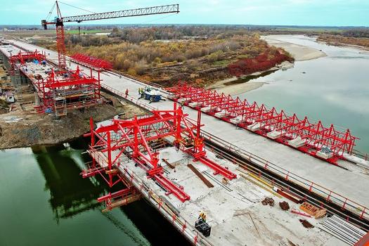 Beim Bau der Straßenbrücke bei Tarnow wurden insgesamt vier Freivorbaugeräte auf Basis des VARIOKIT Ingenieurbaukastens eingesetzt. Die Betonierabschnittslängen betrugen 3,50 m bis 5,00 m und wurden in jeweils 4 bis 5 Arbeitstagen fertiggestellt