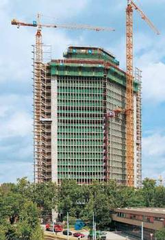 Victoria-Turm, Mannheim : Woche für Woche wuchs der Neubau in die Höhe. An sechs Tagen die Woche wurde im Dreischicht-Betrieb gearbeitet, um das Soll des extrem straffen Terminplans zu erfüllen