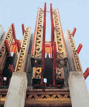 Victoria-Turm, Mannheim : In 3er-, 4er- und 5er-Einheiten klettern die klappbaren VARIO Säulenschalungen auf CB Kletterkonsolen zeitsparend mit dem Kran von Takt zu Takt