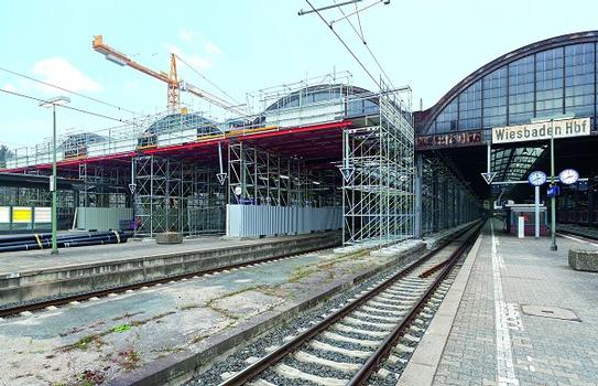 Die fünf Stahl-Glas-Hallen des historischen Kopfbahnhofs werden sukzessive erneuert